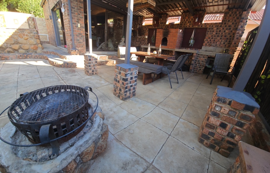 5 Bedroom Property for Sale in Langenhovenpark Free State